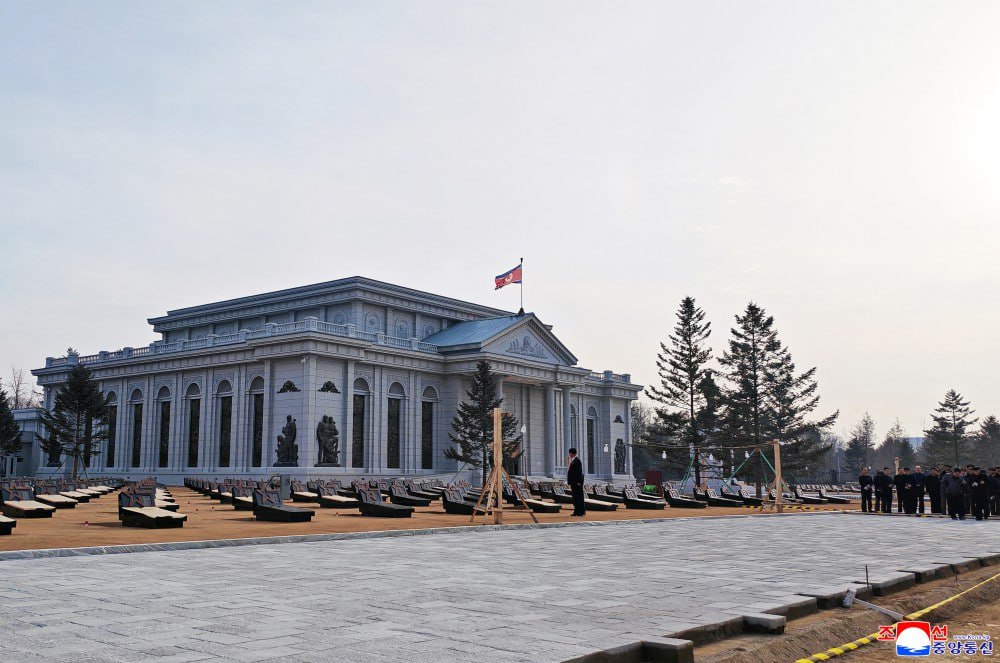 Ким Чен Ын посетил стройку музея, посвященного операции по освобождению Курской области, сообщает ЦТАК Ким Чен Ын посетил стройку музея, посвященного операции по освобождению Курской области, сообщает ЦТАК