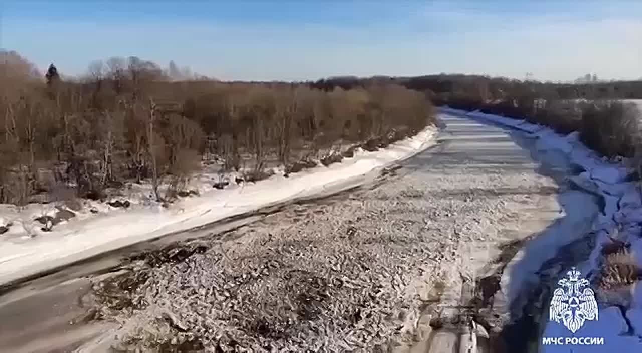 Только мы рассказали, насколько опасен лед — и вот наглядный пример, как с ним борются спасатели