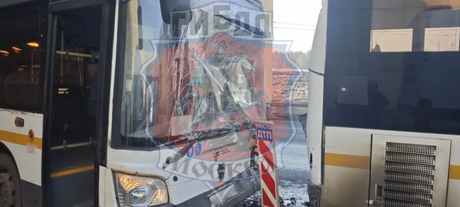 Два рейсовых автобуса столкнулись на юго-западе Москвы Два рейсовых автобуса столкнулись на юго-западе Москвы