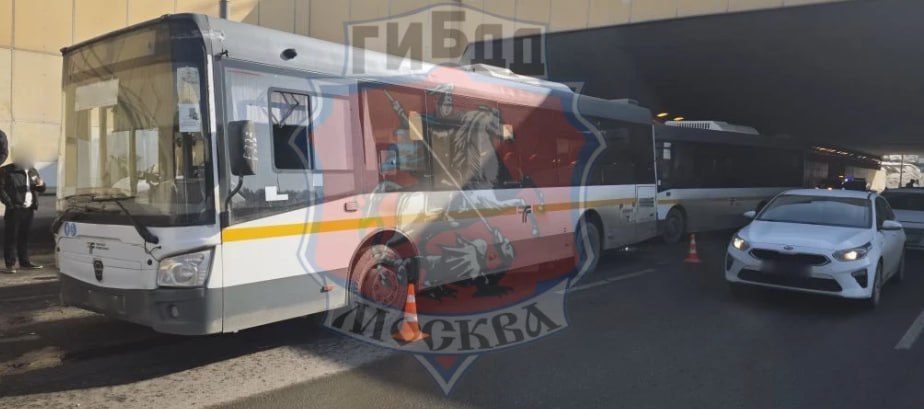 Два рейсовых автобуса столкнулись на юго-западе Москвы