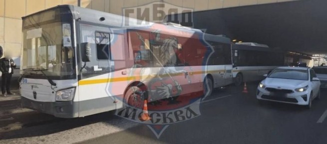 На юго-западе Москвы столкнулись два рейсовых автобуса, пострадали девять человек