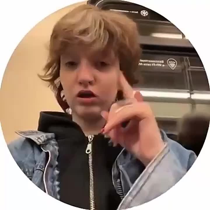 «Давайте потом поговорим»: немую москвичку попросили не общаться на языке жестов в метро