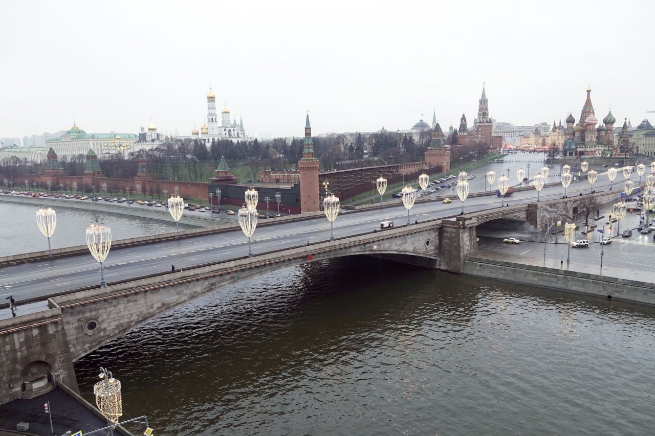 Женщина погибла, упав с моста прямо в центре Москвы