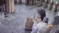 Женщину залили перцем в метро Москвы за то, что она взяла много бесплатных газет