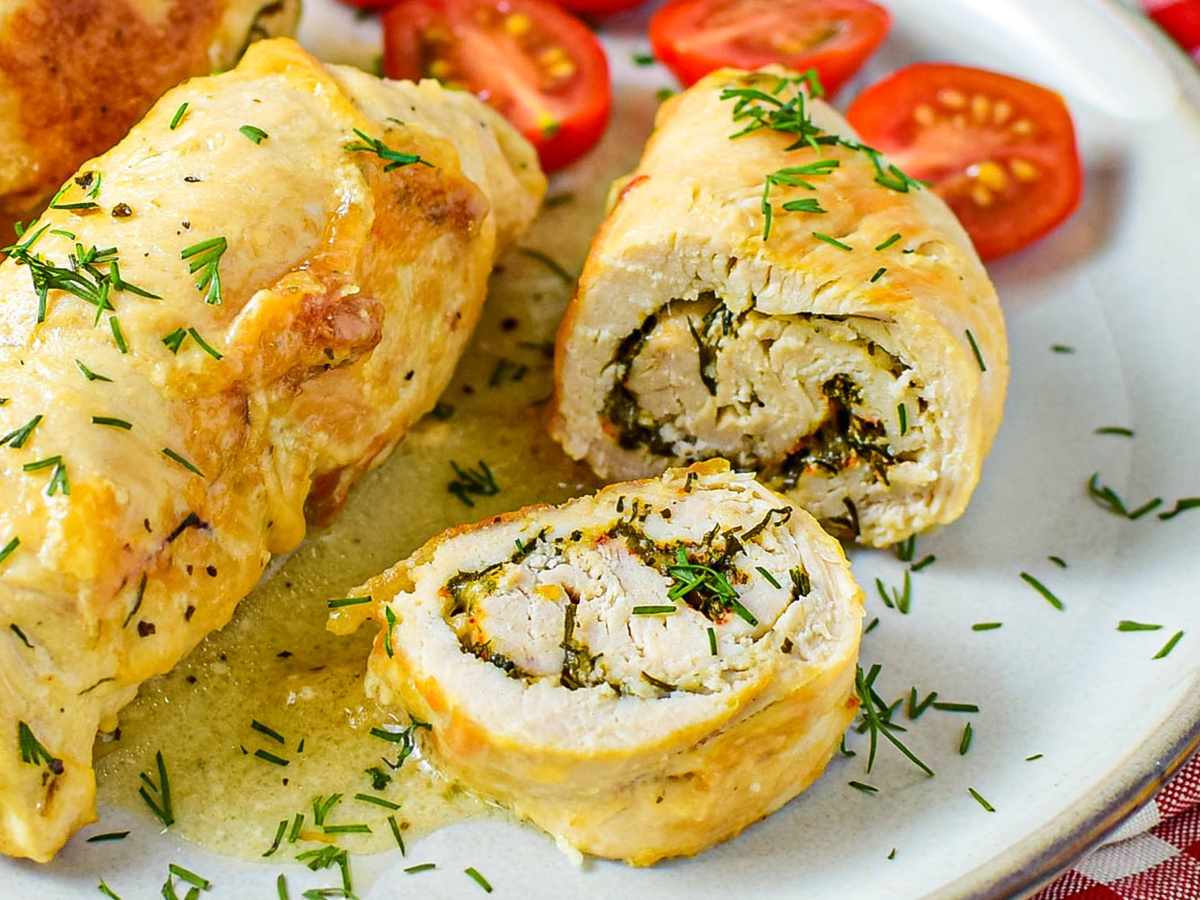 Превратите куриную грудку в изысканный рулет с сыром и укропом