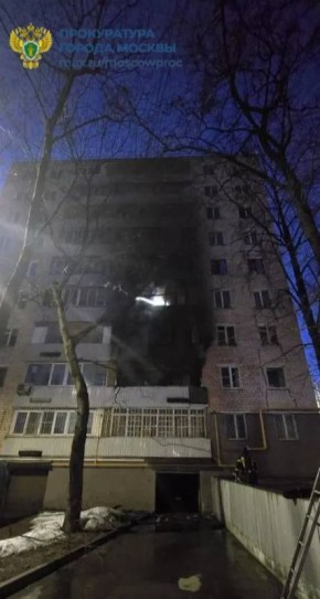 Три человека погибло в результате пожара в жилом доме в центре Москвы, сообщили в МЧС