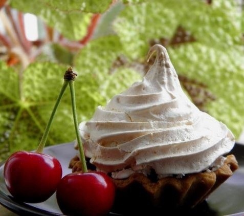 Нежные тарталетки с вишней и воздушной меренгой