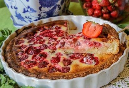 Нежный пирог с клубникой и сметаной, который покорит сердца