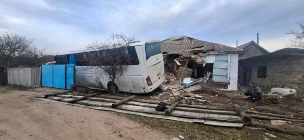 Четыре человека, том числе ребенок, госпитализированы после ДТП с автобусом в ЛНР, сообщила министр здравоохранения республики Наталия Пащенко