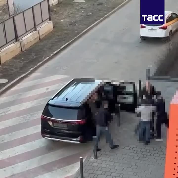 Несколько мужчин посадили девушку в машину и увезли, сообщили в пресс-службе ГУ МВД России по Москве