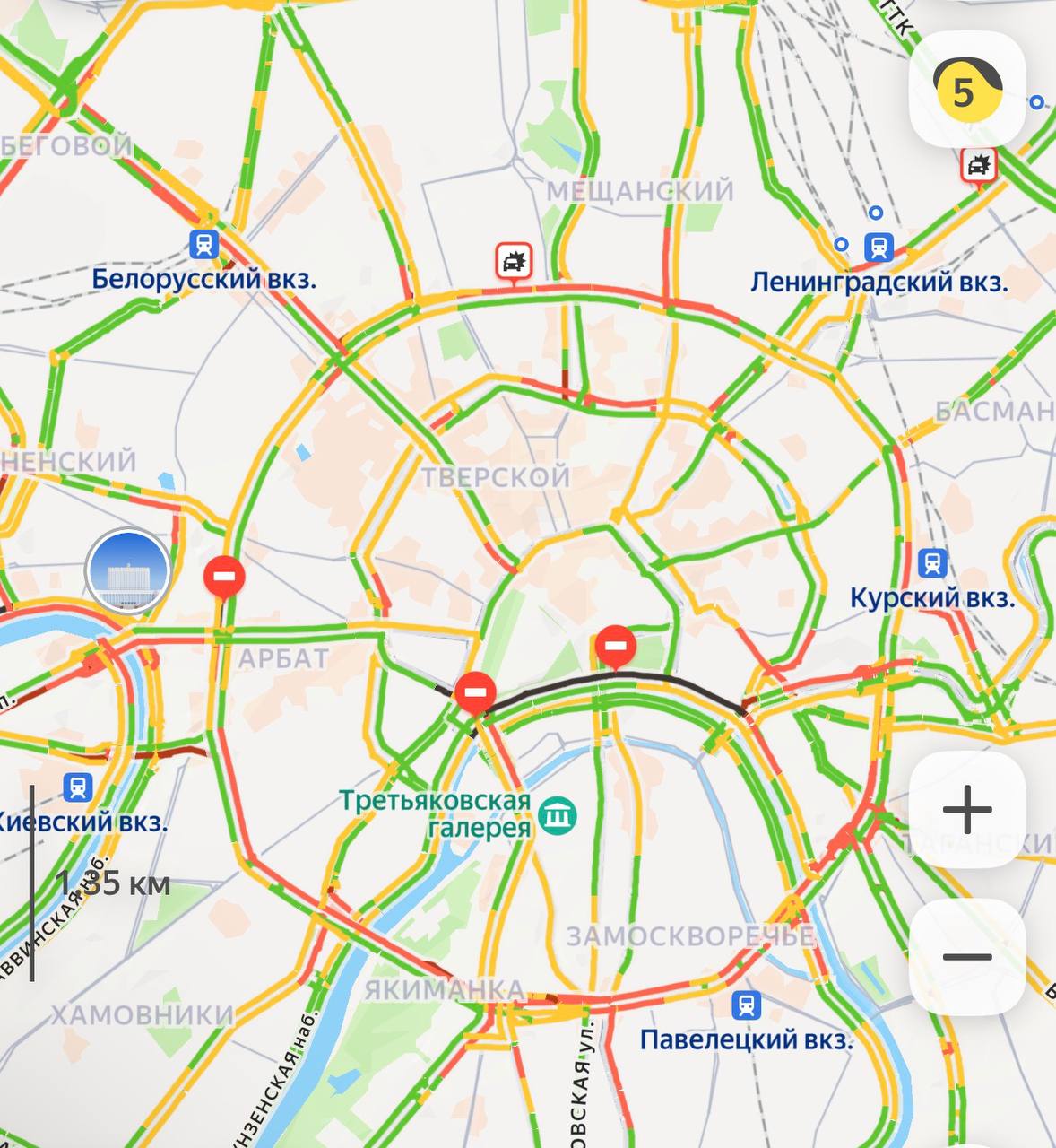В центре и на западе Москвы временно перекрыли движение: