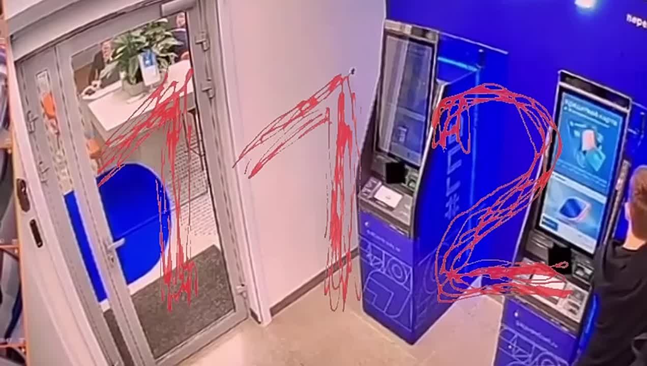 Неизвестные заставили подростка поджечь банкомат в Москве после того, как он отправил новой знакомой в мессенджере свою геолокацию