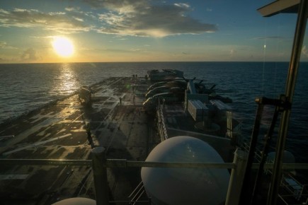 ВМФ США прибыли на Ближний Восток на борту десантного корабля Tripoli, заявило Центральное командование ВС США