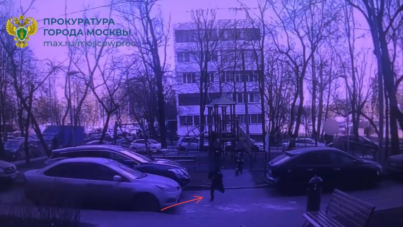 Во дворе жилого дома на ул. Булатниковская водитель автомобиля совершил наезд на ребенка