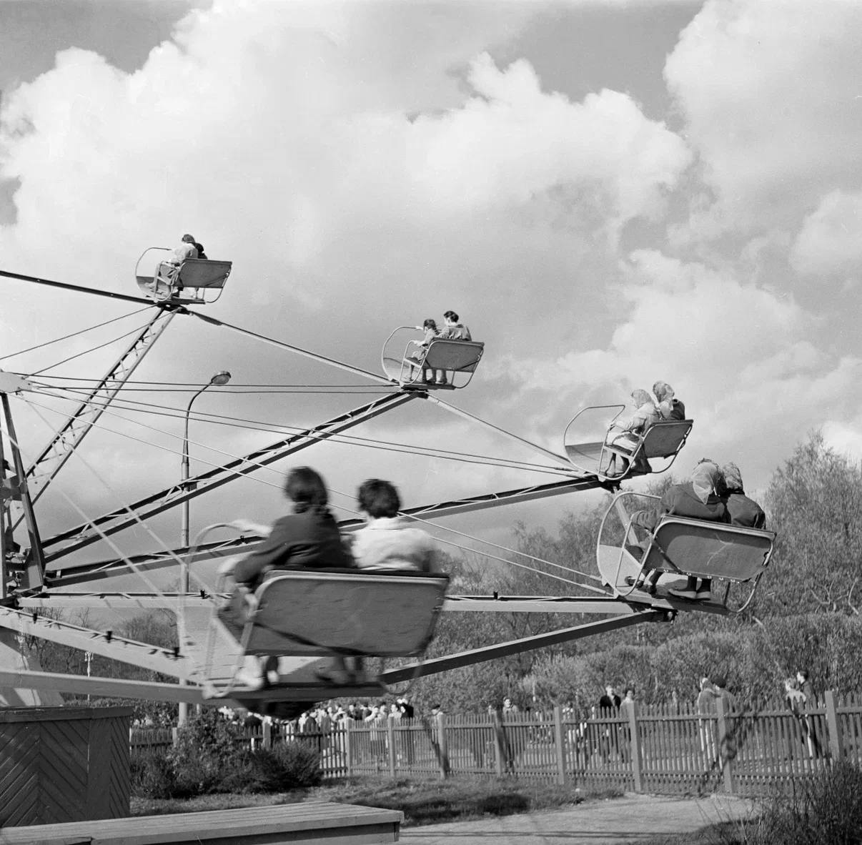 Фотофакт: Катание на аттракционе в парке культуры и отдыха «Сокольники»