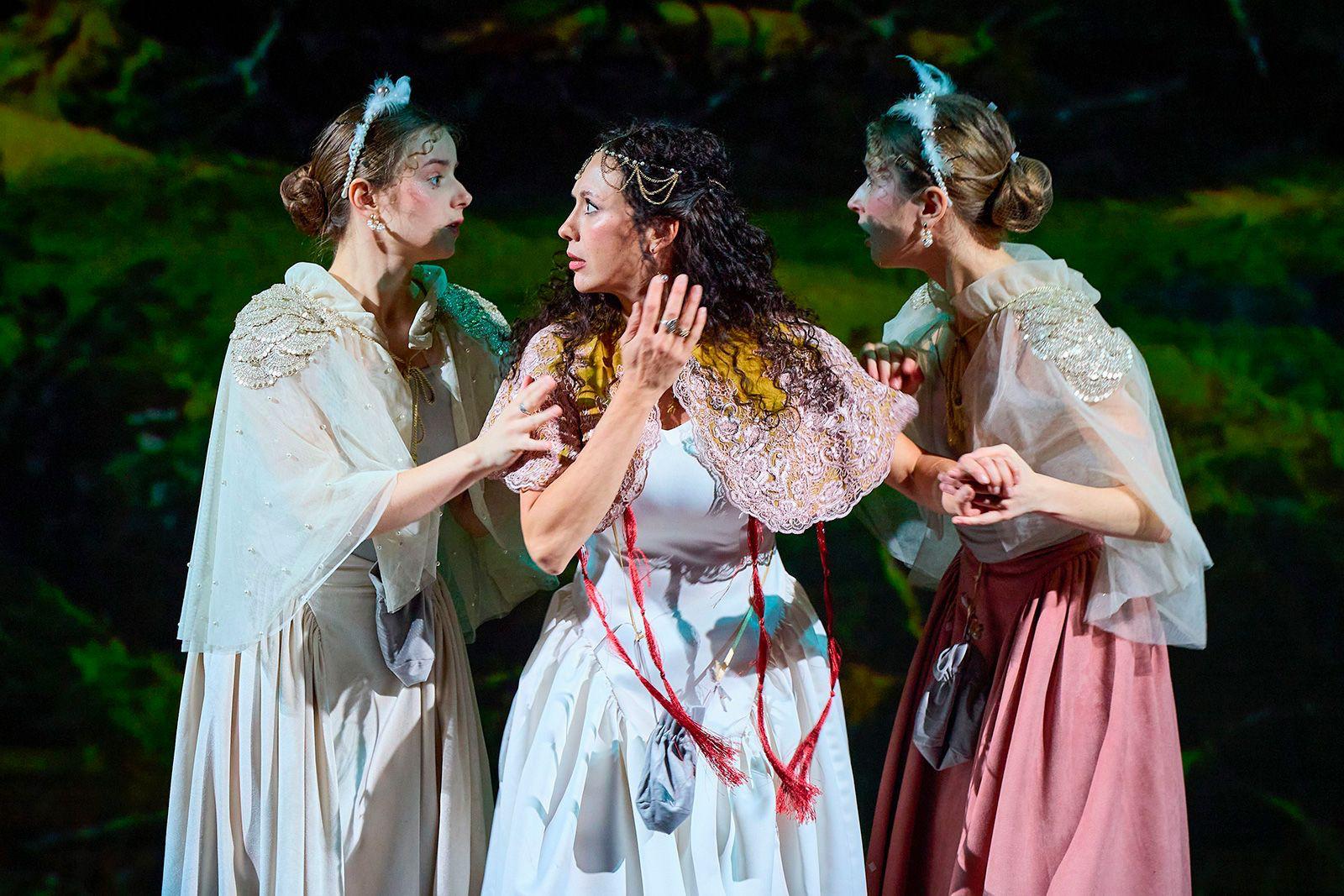 Какие спектакли посетить в ближайшее время? Жителей и гостей столицы ждут разные постановки — от трогательных историй о животных до классики в современном прочтении