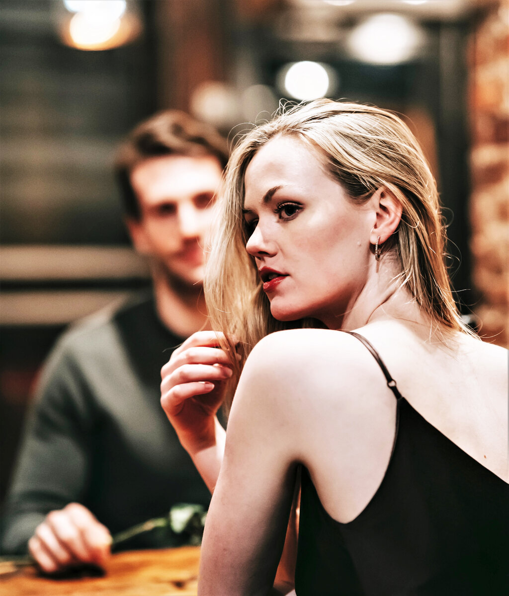 Шумный вечер в кафе: как ссора привела к повреждению посуды