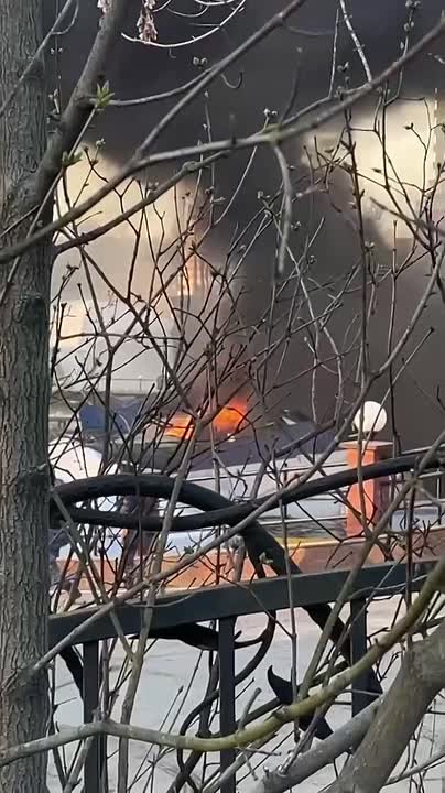 Обстановка на месте пожара в Строгино, где загорелись три яхты