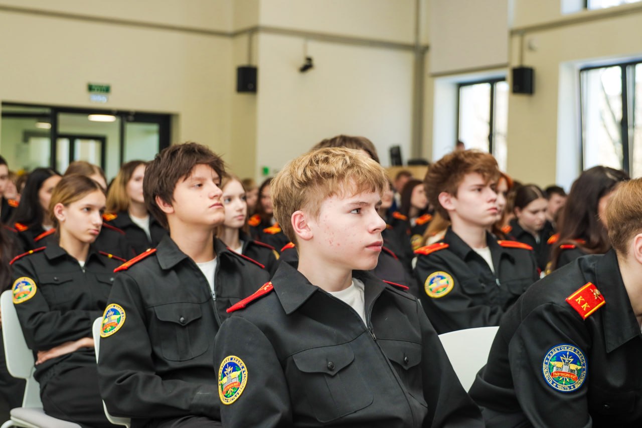 Депутат Мосгордумы Родион Газманов (фракция партии «Единая Россия») вместе с ветераном СВО Камилем Ижболдиным провел «Урок мужества» в школе № 37 Депутат Мосгордумы Родион Газманов (фракция партии «Единая Россия») вместе с ветераном СВО Камилем Ижболдиным провел «Урок мужества» в школе № 37