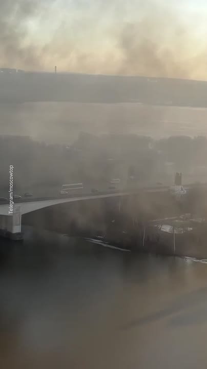 Густой дым над Москвой-рекой — катера горят рядом с элитным ЖК "Алые паруса"