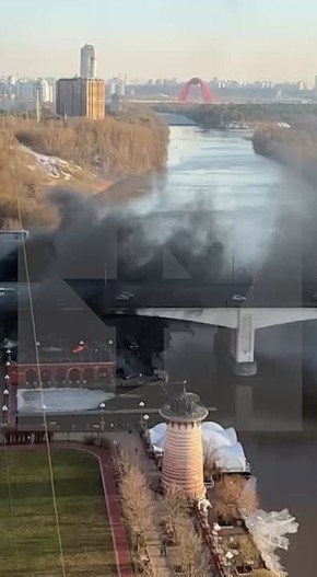 Одного пострадавшего при пожаре в яхт-клубе "Алые паруса" на северо-западе Москвы осматривают медики, сообщил источник РЕН ТВ