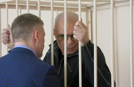 Бывшему депутату гордумы Челябинска Олегу Иванову вынесен приговор по делу о преднамеренном банкротстве — три с половиной года колонии общего режима, передает корреспондент URA.RU из зала суда. Кроме того, его ждет еще один...