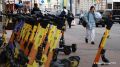 Прокат электросамокатов и велосипедов в Москве заработает с 1 апреля, сообщает столичный департамент транспорта