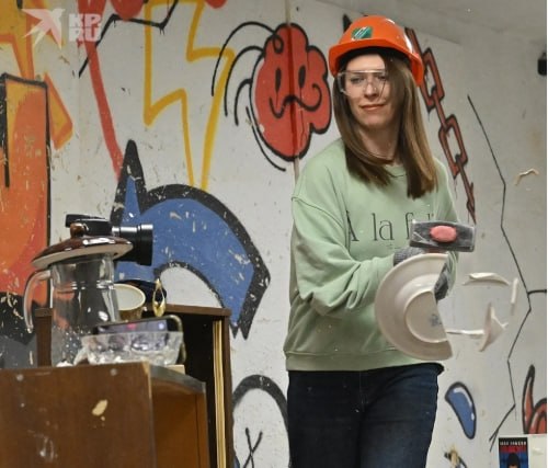 Как работают "комнаты ярости", где можно выместить свой гнев на ни в чем не повинных вещах Как работают "комнаты ярости", где можно выместить свой гнев на ни в чем не повинных вещах