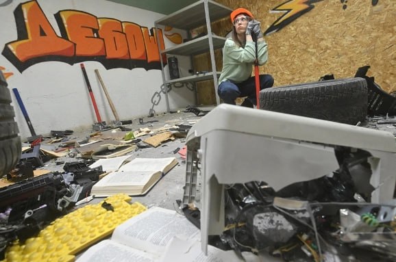 Как работают "комнаты ярости", где можно выместить свой гнев на ни в чем не повинных вещах