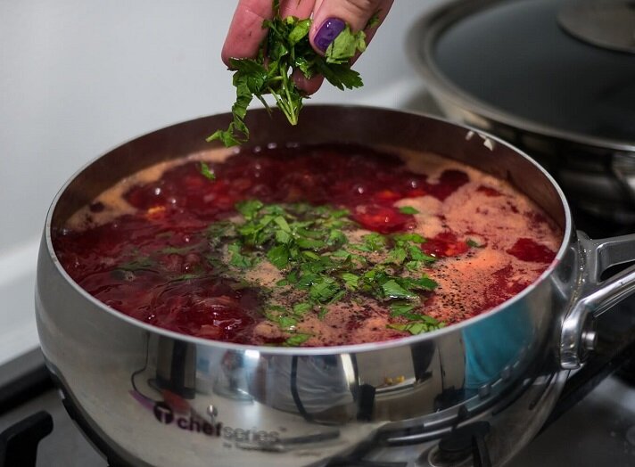 Как добиться идеального цвета борща: секреты мастерства на кухне