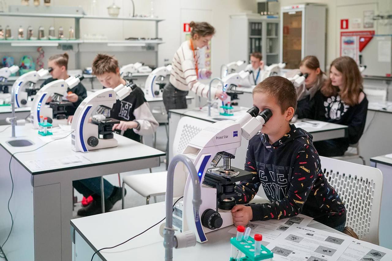 Герой Российской Федерации, летчик-космонавт РФ, член комиссии МГД по науке и промышленности Антон Шкаплеров (фракция партии «Единая Россия») пригласил москвичей и гостей столицы в парк «Зарядье» на фестиваль «Научный апрель» Герой Российской Федерации, летчик-космонавт РФ, член комиссии МГД по науке и промышленности Антон Шкаплеров (фракция партии «Единая Россия») пригласил москвичей и гостей столицы в парк «Зарядье» на фестиваль «Научный апрель»