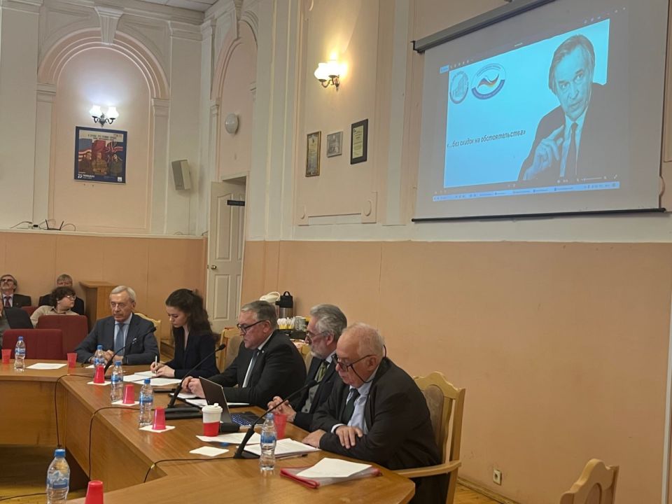 2 ������ � ������ � ��������� ������ ��� ���������� ��������� �������� �������� ����� ���������� ������ ��������� ����������. � 100-����� �.�.������