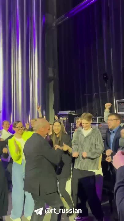 Звезда TikTok и мемов в России, экс-министр финансов Греции, повторил завирусившийся танец на конференции в Москве