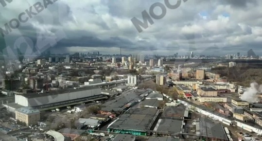 В районе Строгино показалась радуга! Кадры сегодняшнего невероятного неба всё летят и летят