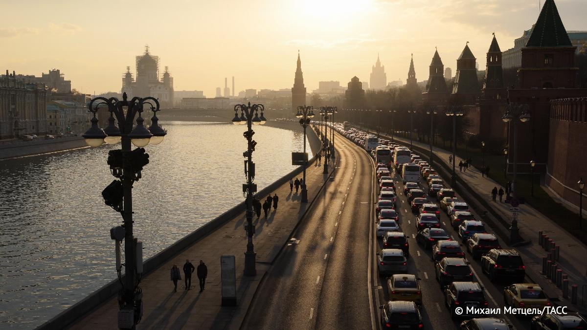 Желтый уровень погодной опасности объявили в Москве и Подмосковье до утра из-за возможного образования гололедицы на дорогах