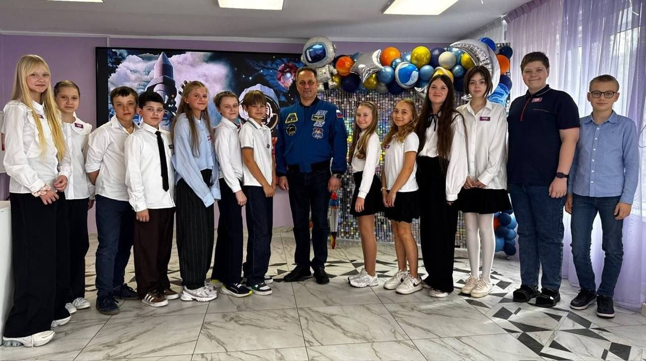 Герой Российской Федерации, летчик-космонавт РФ, член комиссии МГД по науке и промышленности Антон Шкаплеров (фракция партии «Единая Россия») в преддверии 12 Апреля проводит встречи со школьниками Герой Российской Федерации, летчик-космонавт РФ, член комиссии МГД по науке и промышленности Антон Шкаплеров (фракция партии «Единая Россия») в преддверии 12 Апреля проводит встречи со школьниками
