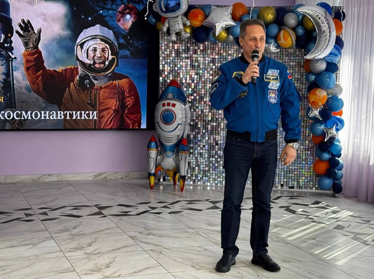 Герой Российской Федерации, летчик-космонавт РФ, член комиссии МГД по науке и промышленности Антон Шкаплеров (фракция партии «Единая Россия») в преддверии 12 Апреля проводит встречи со школьниками