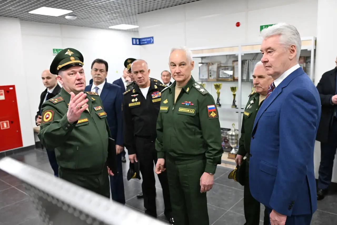 Министр обороны РФ Андрей Белоусов и мэр Москвы Сергей Собянин накануне Дня сотрудников военных комиссариатов осмотрели новое здание военного комиссариата на улице Яблочкова