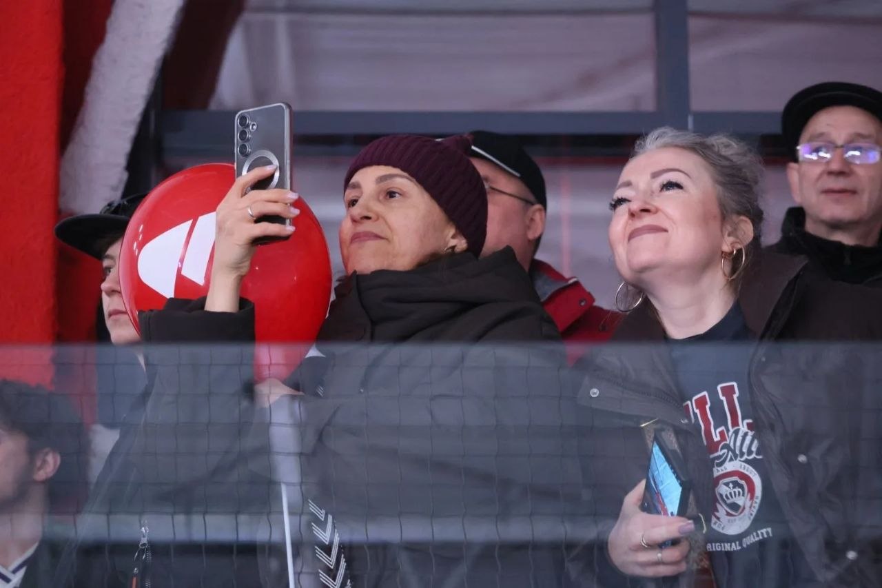 Артём Жога: Открыли сегодня в Екатеринбурге чемпионат России по спорту глухих среди мужских хоккейных команд Артём Жога: Открыли сегодня в Екатеринбурге чемпионат России по спорту глухих среди мужских хоккейных команд