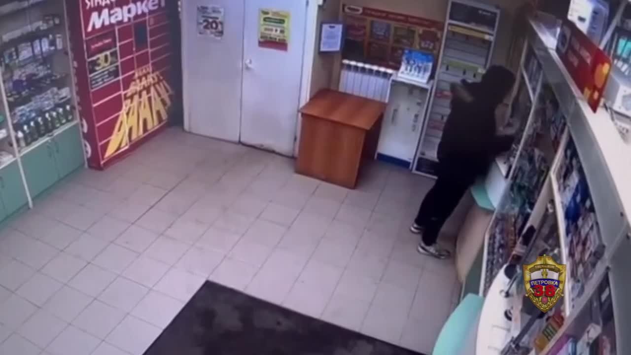 Приезжий из Владимирской области решил, что для ограбления маленькой аптеки на улице Судакова пистолет или нож - слишком жирно