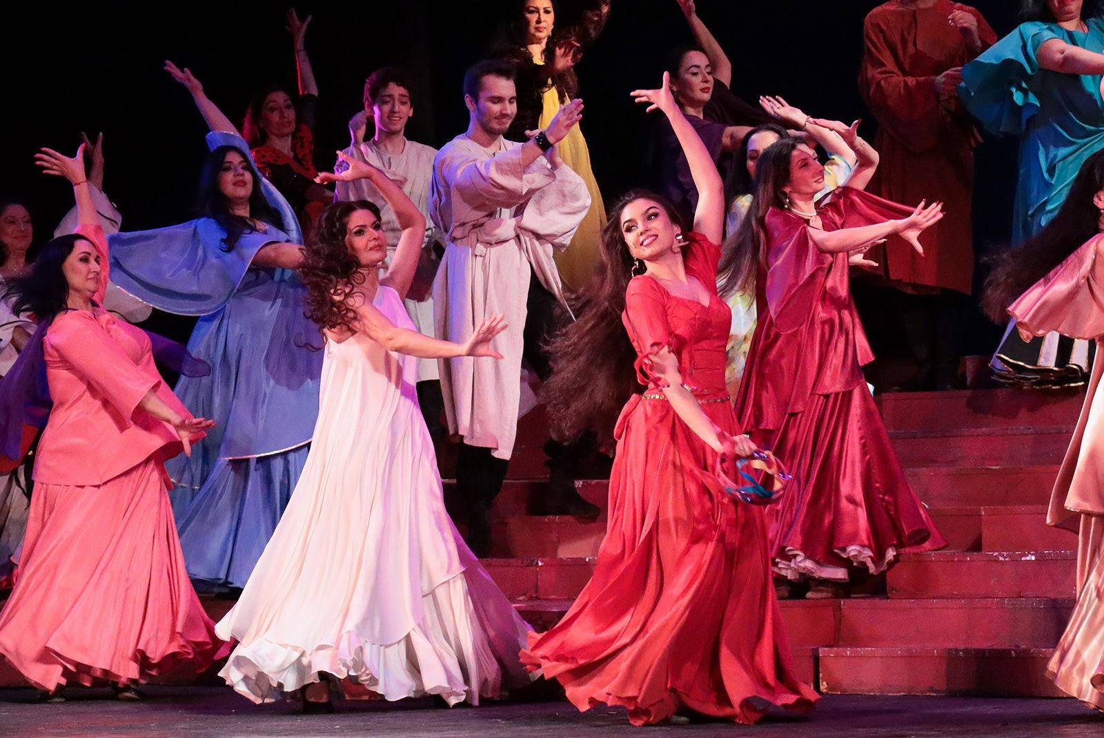 Театр «Ромэн» приглашает на апрельские постановки в свой юбилейный, 95-й сезон