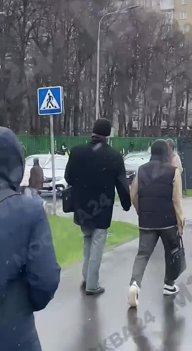 Первый апрельский снег добрался до Ленинского проспекта