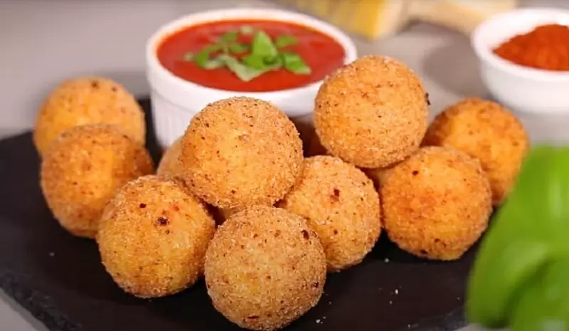 Сырные шарики, которые соберут вокруг стола всех ваших гостей