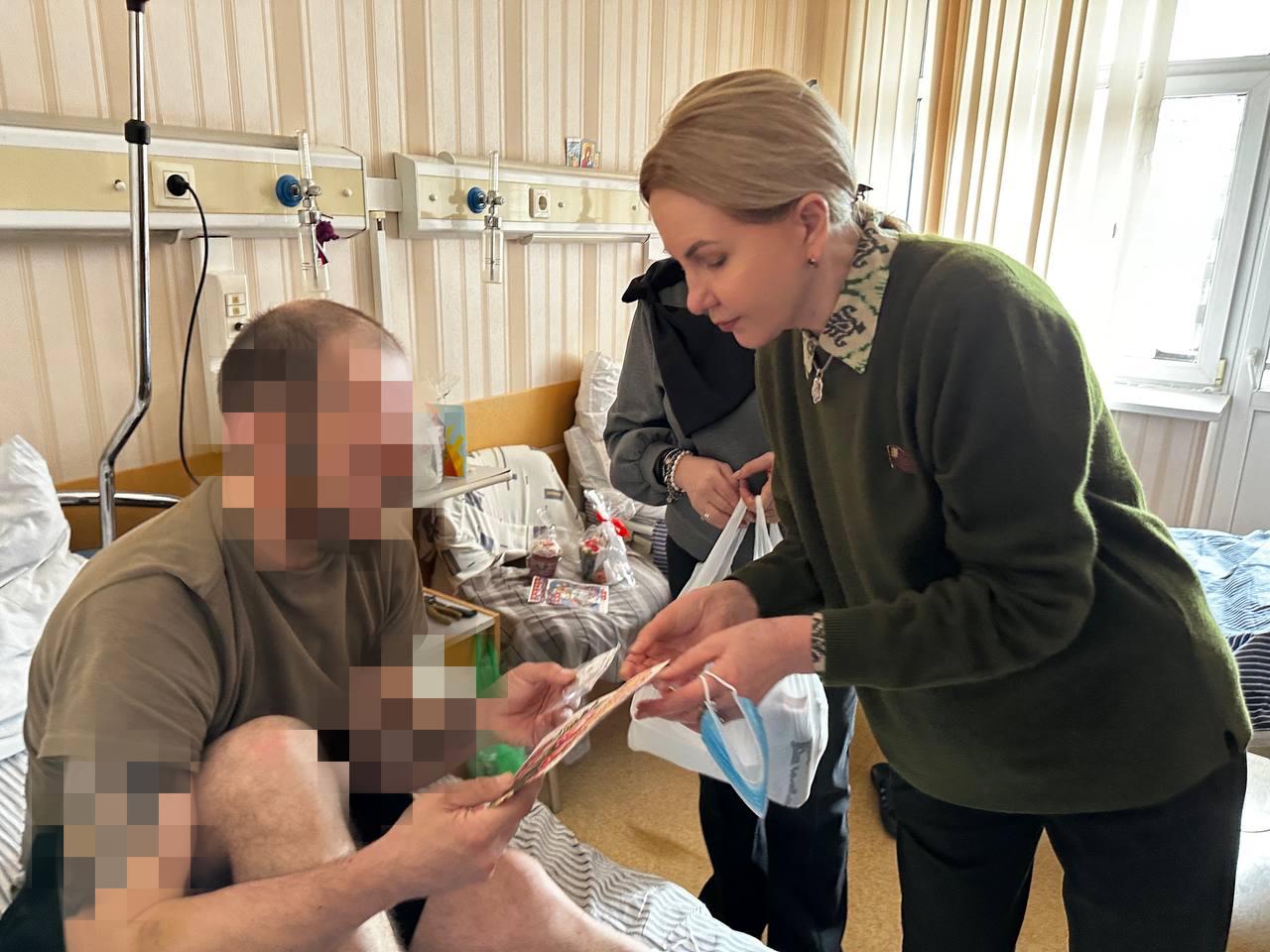 Депутат Мосгордумы Людмила Митрюк (фракция партии «Единая Россия») навестила защитников Отечества, которые проходят лечение в Центральном военном клиническом госпитале имени П.В. Мандрыка Депутат Мосгордумы Людмила Митрюк (фракция партии «Единая Россия») навестила защитников Отечества, которые проходят лечение в Центральном военном клиническом госпитале имени П.В. Мандрыка