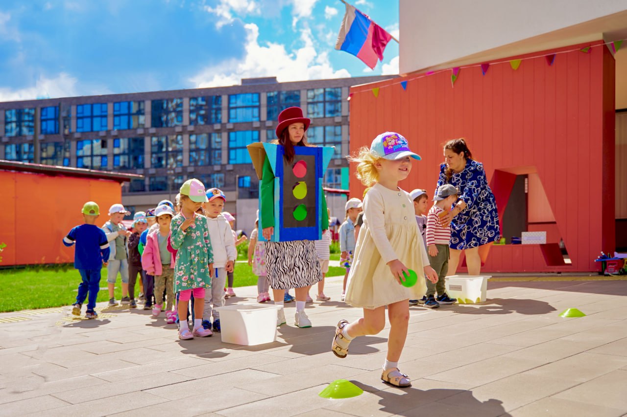 Заместитель председателя комиссии МГД по образованию, директор «Школы в Некрасовке» Майя Булаева (фракция партии «Единая Россия») поддержала идею проведения «Добрых игр», которые запустят в детских садах России с 1 сентября Заместитель председателя комиссии МГД по образованию, директор «Школы в Некрасовке» Майя Булаева (фракция партии «Единая Россия») поддержала идею проведения «Добрых игр», которые запустят в детских садах России с 1 сентября