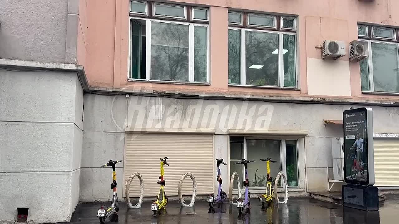 Кадры обстановки у офиса «Новой газеты» в Москве — обыски связаны с незаконным использованием персональных данных