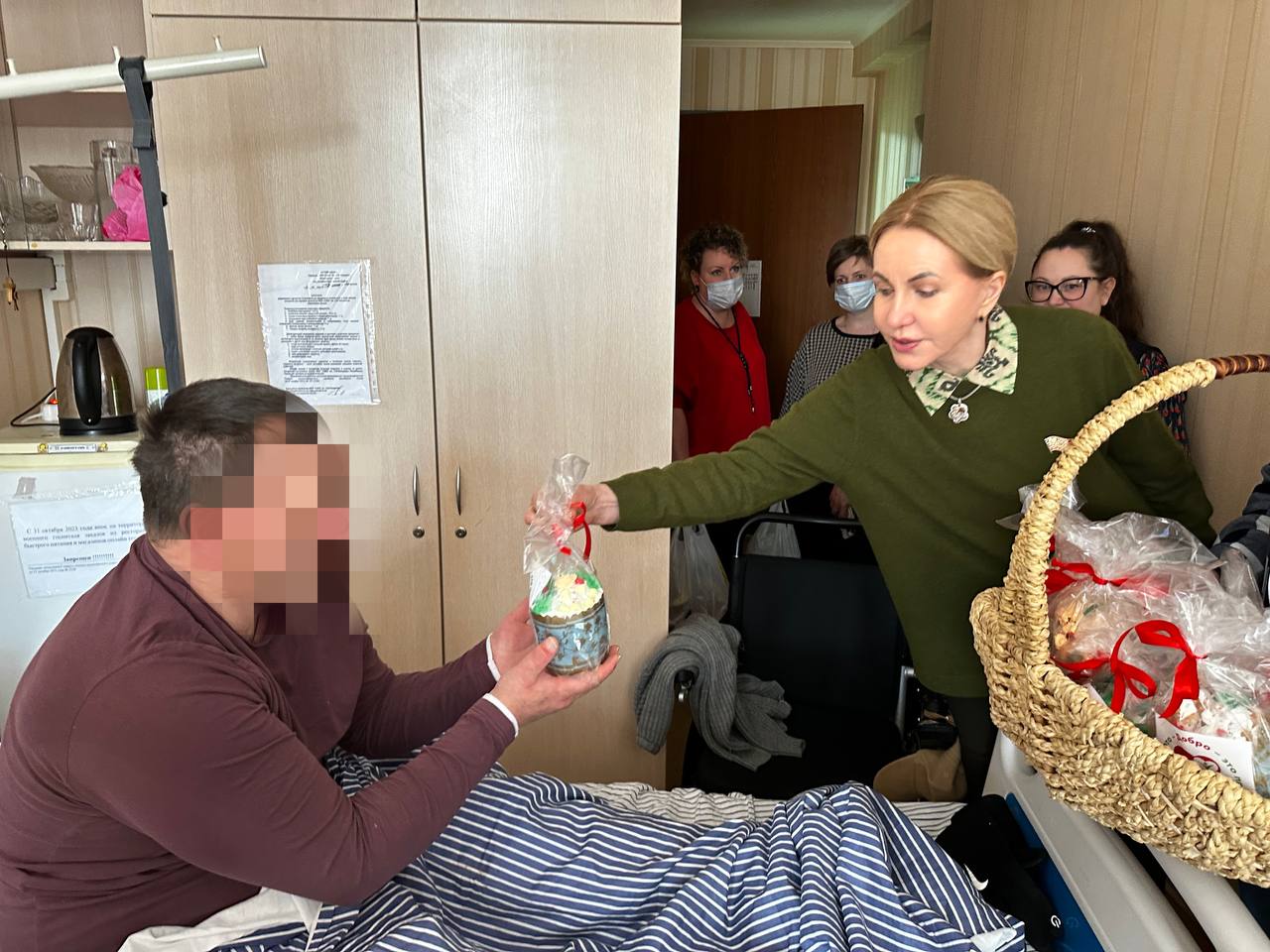 Депутат Мосгордумы Людмила Митрюк (фракция партии «Единая Россия») навестила защитников Отечества, которые проходят лечение в Центральном военном клиническом госпитале имени П.В. Мандрыка Депутат Мосгордумы Людмила Митрюк (фракция партии «Единая Россия») навестила защитников Отечества, которые проходят лечение в Центральном военном клиническом госпитале имени П.В. Мандрыка