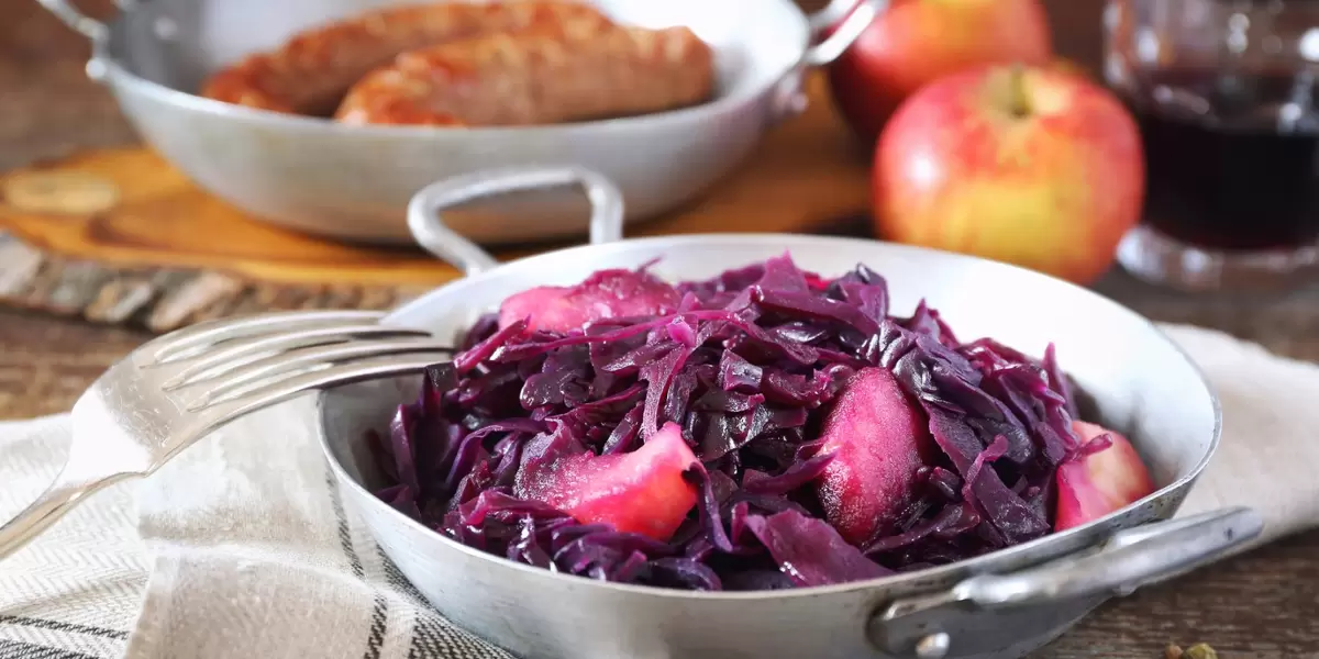 Тушеная красная капуста с яблоками: изысканный вкус, который украсит ваш стол