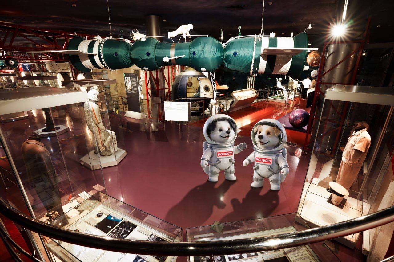 Космическая прогулка: Белка и Стрелка в современной Москве! В преддверии Дня космонавтики по знаковым местам столицы прогулялись необычные гости — мультяшные собаки-космонавты Космическая прогулка: Белка и Стрелка в современной Москве! В преддверии Дня космонавтики по знаковым местам столицы прогулялись необычные гости — мультяшные собаки-космонавты