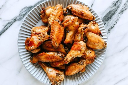 Куриные крылышки в устричном соусе: вкусное лакомство с минимальными усилиями